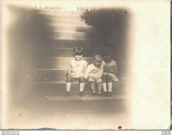 PHOTO DE 12 X 9 CMS TROIS ENFANTS ASSIS SUR LES ESCALIERS SOUVENIR DE MME GERMAINE BONNEROT EN 1929 - Anonieme Personen