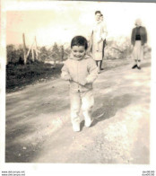 PHOTO DE 6 X 6 CMS PETIT GARCON TOUT CONTENT DE COURIR SUR LA ROUTE - Anonymous Persons