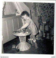 PHOTO DE 6 X 6 CMS FILLETTE JOUANT DANS LA CHAMBRE D'ERIC AVEC SES PETITES VOITURES - Anonymous Persons