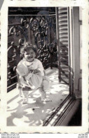 PHOTO DE 7 X 4.5 CMS FILLETTE DANS SA CHAISE POSEE SUR LE BALCON - Anonieme Personen