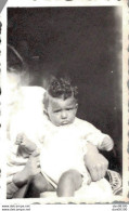 PHOTO DE 7 X 4.5 CMS BEBE BIEN JOUFFLU ET L'AIR BOUDEUR - Anonyme Personen