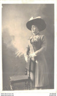 CARTE PHOTO NON IDENTIFIEE REPRESENTANT UNE FEMME AU GRAND CHAPEAU POSANT DANS UN STUDIO - To Identify