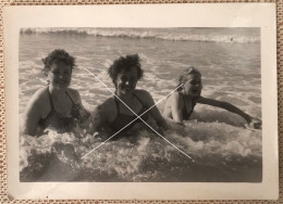 Portrait De 3 Baigneuses Souriantes Belgian Coast Zeekust Littoral Photo Snapshot Par Photo Hall Milieu 20e - Anonymous Persons