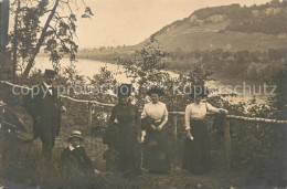 13018189 Ennetbaden Familienfoto Gruppenbild Spaziergang Am Fluss Ennetbaden - Other & Unclassified