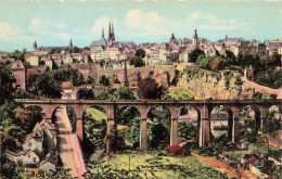 LUXENBOURG - Vue Générale - Vue Sur Le Pont - Vue Sur Une Partie De La Ville Derrière - Carte Postale - Sonstige & Ohne Zuordnung