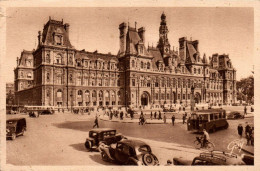 N° 2481 W -cpa Paris -voitures Et Bus Des Années 40 - Voitures De Tourisme