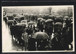 Foto-AK Wetzikon, Teilnehmer Einer Parade Im Regen  - Sonstige & Ohne Zuordnung