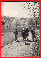 ZWS-33a  Photo Prise Dans La Campagne Fribourgeoise, Enfants Allant à L'école. Foto Benedikt RAST Fribourg GF Circ. 1967 - Fribourg