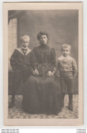 Carte Photo à Situer D'une Femme Avec Ses 2 Fils ? Beaux Vêtements D'époque VOIR DOS - Orleans