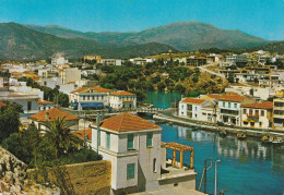 CPM.    "  CRETE - AGIOS NIKOLAOS . PARTIAL VIEW OF THE TOWN  "  . CARTE AFFR AU VERSO  .  2 SCANNES - Grecia