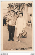 Photo Format Carte Postale D'un Couple Devant L'entrée De L'Hôtel Lyon Milan Mais Où ? - Hoteles & Restaurantes