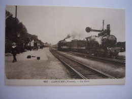 Train / Gare / LAROCHE, Yonne - France - Bahnhöfe Mit Zügen