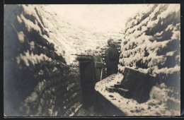 Foto-AK Soldat In Uniform Im Schützengraben  - War 1914-18