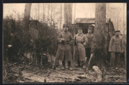 AK Soldaten In Uniform Am Unterstand, Schützengraben  - Guerra 1914-18