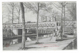 CPA TROYES, PROMENADE DU CANAL, ANIMATION SUR LA PASSERELLE DU PONT DE CHALONS, AUBE 10 - Troyes