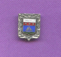 Broche Trouville  Augis Lyon  ( Ce N'est Pas Un Pin's ) - Ciudades