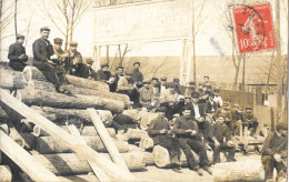 CARTE-PHOTO-AMIENS (80-Somme) Etablissement Jules-BLOT - Repas Des Ouvriers Sur Les Grumes De Bois - Amiens