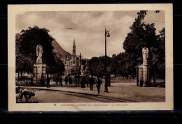 Lourdes - Entree De L'Esplanade - La Basilique - Lourdes