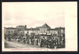 CPA Mirebeau-en-Poitou, Le Marché  - Mirebeau