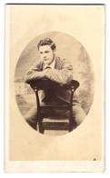 Photo W. Wort, Oscott, Junger Herr Im Anzug Sitzt Rückwärts Auf Einem Stuhl  - Personnes Anonymes