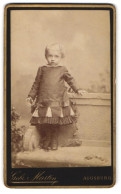 Fotografie Gebr. Martin, Augsburg, Bahnhofstrasse, Kleines Kind Im Modischen Kleid  - Anonymous Persons