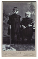 Fotografie V. Teichmann, Bernau I. Mark, Zwei Kleine Kinder In Kleidern Mit Rechen  - Anonieme Personen