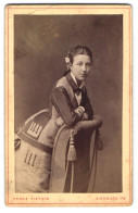 Fotografie Franz Pietsch, Nienburg A. W., Eingang Vom Wall U. Neuestrasse, Junge Dame In Modischer Kleidung  - Anonieme Personen