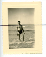 PHOTOGRAPHIE  . Men. Boy . Homme . Torse Nu En Slip De Bain Short . Mer - Personnes Anonymes