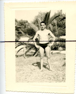 PHOTOGRAPHIE  . Men. Boy . Homme . Torse Nu En Slip De Bain Short . Mer - Personnes Anonymes