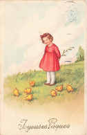FETES - VOEUX - Joyeuses Pâques - Petite Regardant Des Poussins - Carte Postale Ancienne - Pasqua