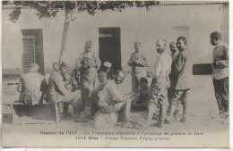 Guerre 14-18  Les Prisonniers Allemands à L'épluchage Des Pommes De Terre - Guerra 1914-18