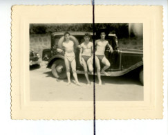 PHOTOGRAPHIE  . Men. Boy . Homme . Torse Nu En Slip De Bain Short . 3 Jeunes Hommes , Athlète, Ancienne Voiture, Tacot - Personnes Anonymes