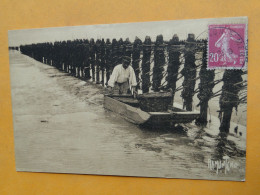 L'AIGUILLON Sur MER -- La Pêche Des Moules - Pêcheur Et Son "Acon" Dans Les Bouchots - Visvangst