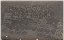 1 ER RAP CLASSE 1911 CARTE PHOTO (VISIBLE SUR LE COL DES SOUS OFFICIERS ET SUR LA PANCARTE CLICHE FONCE) - Régiments