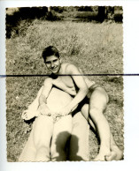 PHOTOGRAPHIE  . Men. Boy . Homme . Torse Nu En Slip De Bain Short . Coquin , Mains Baladeuses, Sa Prête A Confusion ?? - Personnes Anonymes