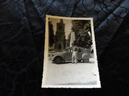 P-675 , Photo, Autombile,  Une Citroën 2Cv Devant L'église De Vourey En Isère, Circa 1960 - Cars