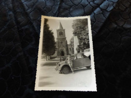 P-676 , Photo, Autombile,  Une Citroën 2Cv Devant L'église De Vourey En Isère, Circa 1960 - Automobiles