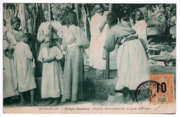 Madagascar : Diégo-Suarez : Famille Décortiquant Du Riz  ( Timbre - Grande Comore ) - Madagascar