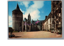 CHATEAUDUN 28 - La Cour D'Honneur Du Château De Face Le Donjon La Sainte Chapelle - Chateaudun