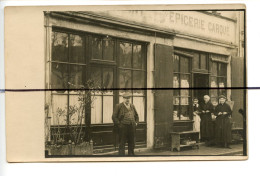 PHOTOGRAPHIE Ou Carte Photo ?? CPA . Devanture Magasin Epicerie CARQUE , Location Voitures , Personnages Devant Boutique - Guerre, Militaire