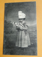 BEUZEVILLE  (Eure) -- Une Petite Maman - Fillette En Costume Ancien Avec Sa Poupée - Altri & Non Classificati