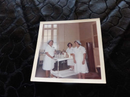 P-690 , Photo, Groupe D'infirmières En Tenues Faisant Des Soins Médicaux, Circa 1965 - Personas Anónimos