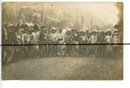 Carte Photo A Identifier  CPA . Un Groupe De Cyclistes, Cycliste, Ancien Vélo , F C A .  1911 - Photographs