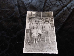 P-691 , Photo, Groupe D'enfants Avec Une Raquette De Tennis, Août 1965 - Personnes Anonymes