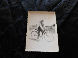 P-696 , Photo, Jeune Homme élégant à Vélo , Juillet 1935 - Wielrennen