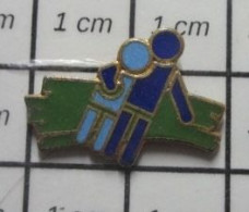 1818B Pin's Pins / Beau Et Rare / AUTRES / COUPLE BLEU Enleve Ta Main , Chéri ! - Autres & Non Classés