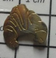 1818B Pin's Pins / Beau Et Rare / ALIMENTATION / Mini Pin's CROISSANT METAL JAUNE - Alimentación