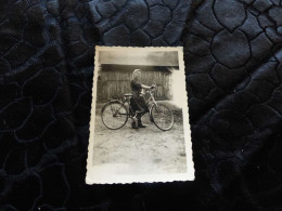 P-709 , Photo, Jeune Fille à Vélo, Circa 1935 - Anonymous Persons