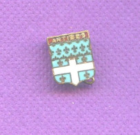 Broche  Antibes Augis Lyon  ( Ce N'est Pas Un Pin's ) - Steden