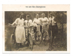 CPA  Femmes   à  Bicyclettes    " WE ARE THE CHAMPIONS "   Non écrite      (1680) - Donne